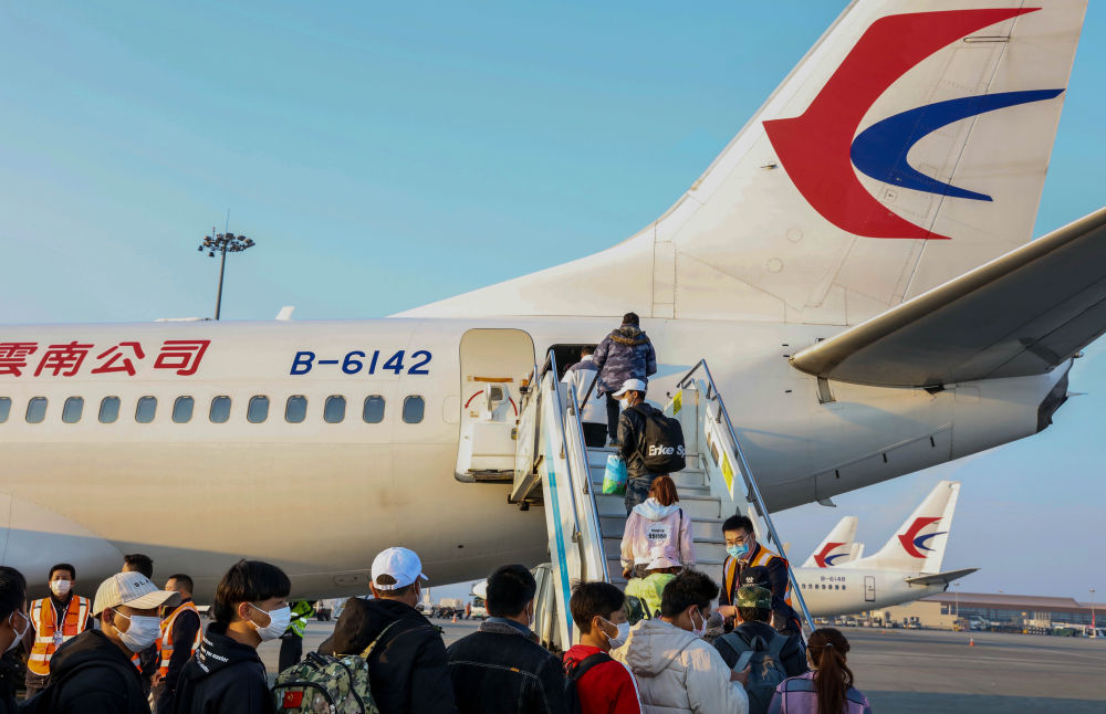 2月26日，云南省组织一批务工人员乘坐东航返岗包机前往山东烟台复工。新华社发（叶勤茹摄）