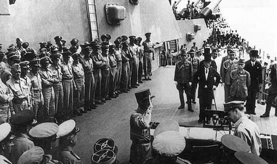 1945年9月2日，东京湾“密苏里”号军舰上的日本投降仪式